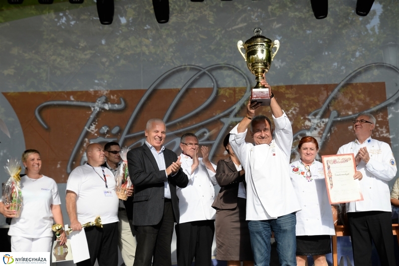 Tortavágás és eredményhirdetés a Tirpák Fesztiválon