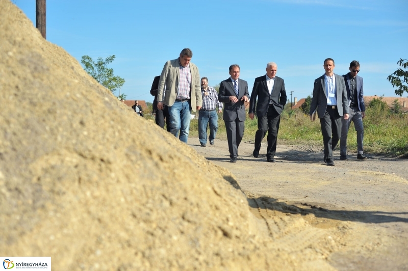 Helyszíni bejárás a Tüzér utcán - fotó Szarka Lajos