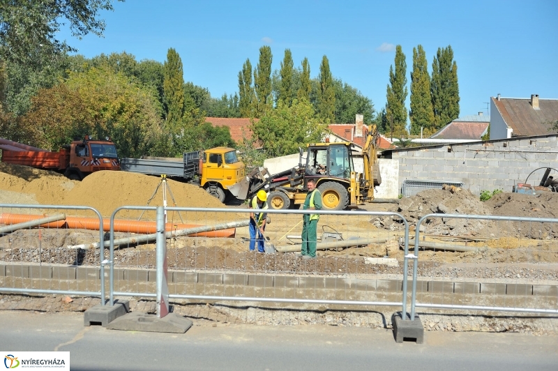 Elkezdődött a beruházás a Szegfű utcán IX - fotó Szarka Lajos