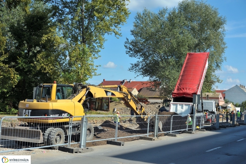 Elkezdődött a beruházás a Szegfű utcán IX - fotó Szarka Lajos