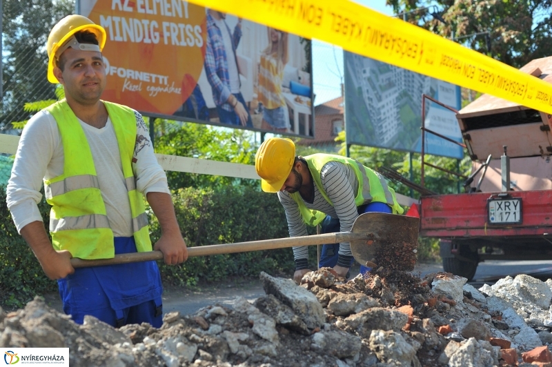 Elkezdődött a beruházás a Szegfű utcán IX - fotó Szarka Lajos