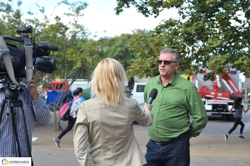 Tűzoltó bemutató az Apáczai iskolában - fotó Szarka Lajos