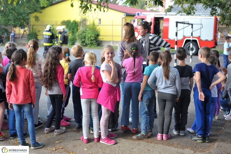 Tűzoltó bemutató az Apáczai iskolában - fotó Szarka Lajos