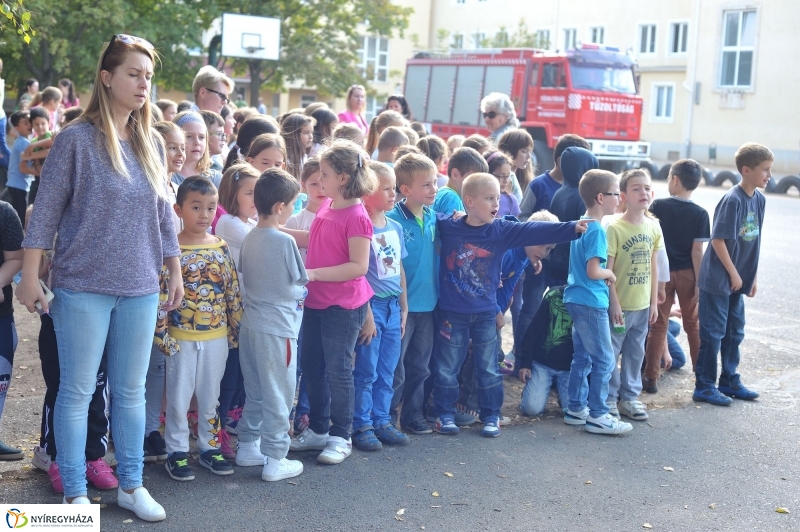 Tűzoltó bemutató az Apáczai iskolában - fotó Szarka Lajos