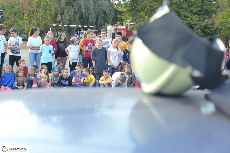 Tűzoltó bemutató az Apáczai iskolában - fotó Szarka Lajos