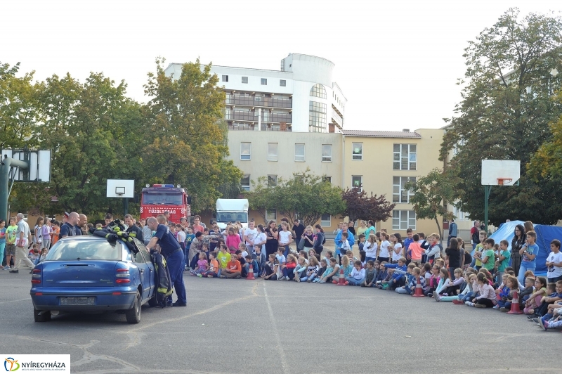 Tűzoltó bemutató az Apáczai iskolában - fotó Szarka Lajos
