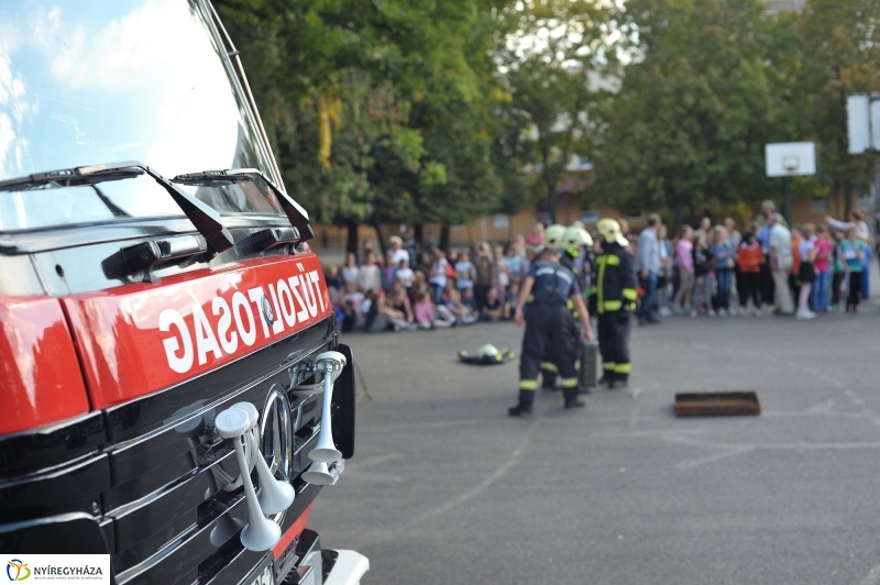 Tűzoltó bemutató az Apáczai iskolában - fotó Szarka Lajos