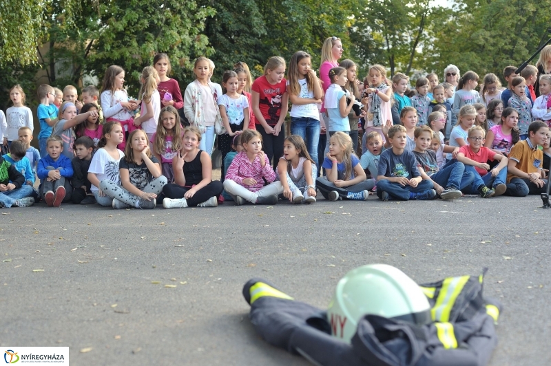 Tűzoltó bemutató az Apáczai iskolában - fotó Szarka Lajos