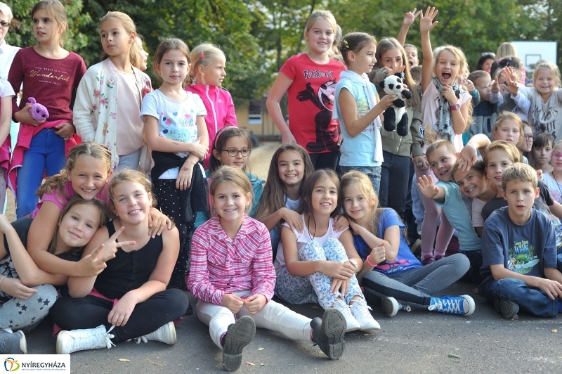 Tűzoltó bemutató az Apáczai iskolában - fotó Szarka Lajos