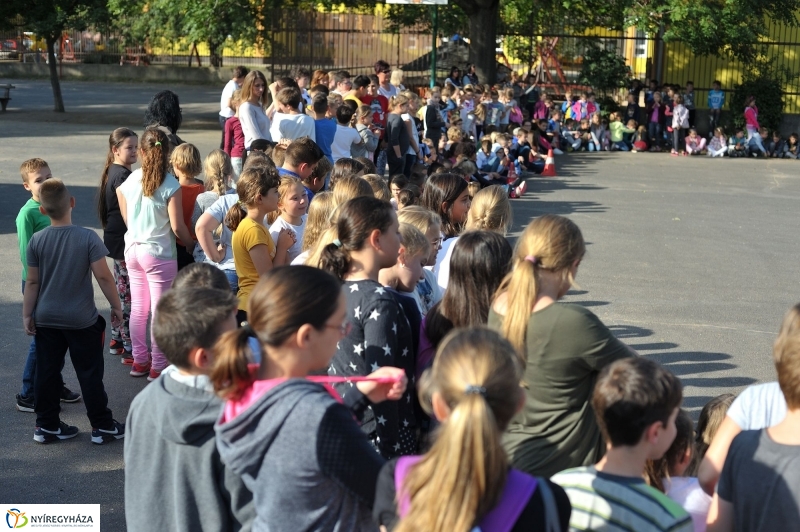 Tűzoltó bemutató az Apáczai iskolában - fotó Szarka Lajos