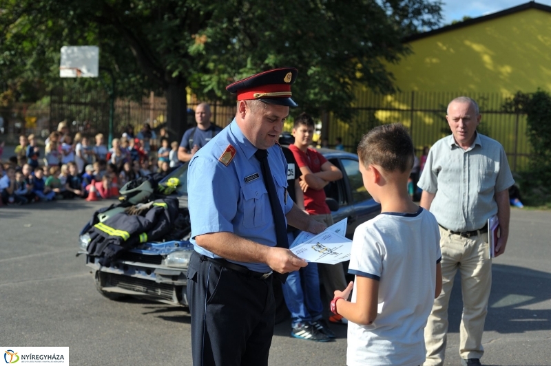 Tűzoltó bemutató az Apáczai iskolában - fotó Szarka Lajos