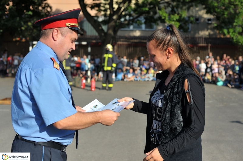Tűzoltó bemutató az Apáczai iskolában - fotó Szarka Lajos