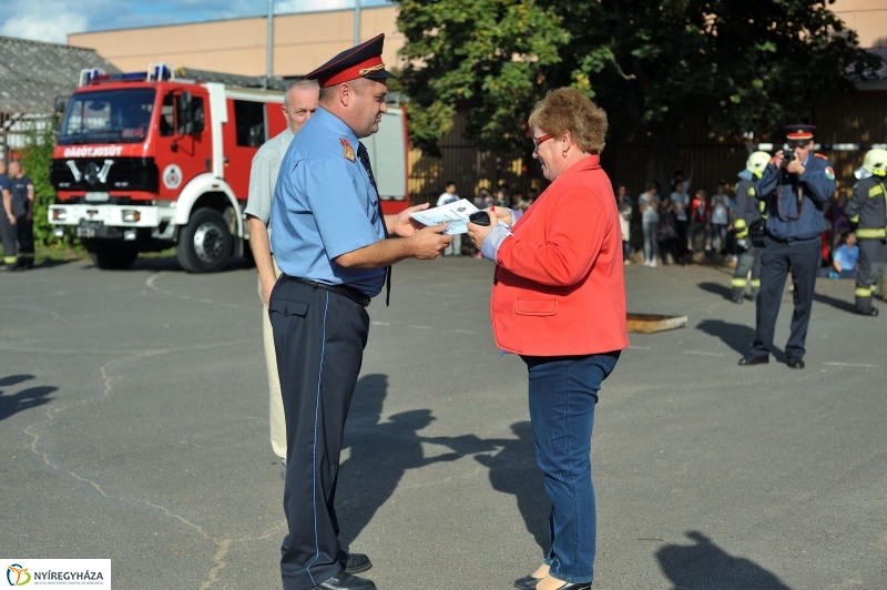 Tűzoltó bemutató az Apáczai iskolában - fotó Szarka Lajos