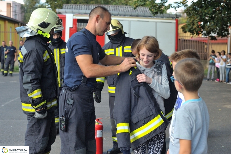 Tűzoltó bemutató az Apáczai iskolában - fotó Szarka Lajos