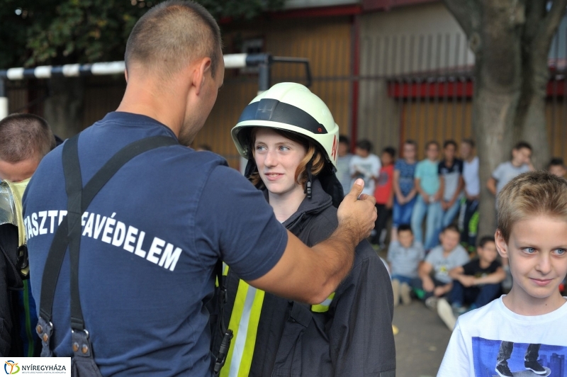 Tűzoltó bemutató az Apáczai iskolában - fotó Szarka Lajos
