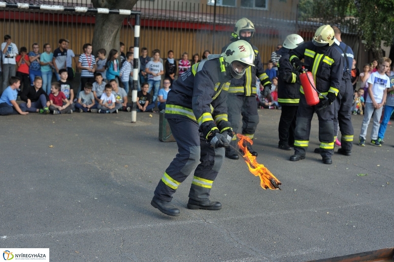 Tűzoltó bemutató az Apáczai iskolában - fotó Szarka Lajos