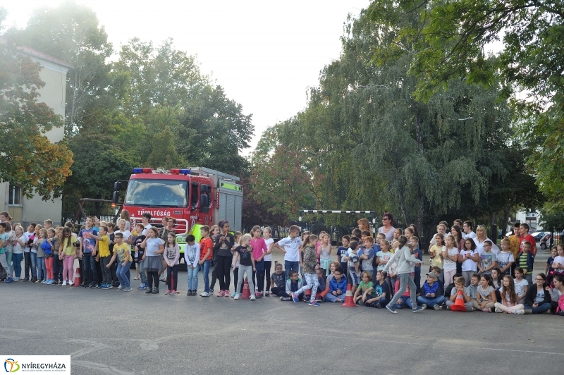 Tűzoltó bemutató az Apáczai iskolában - fotó Szarka Lajos