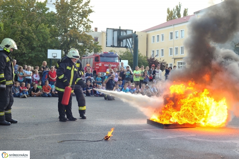 Tűzoltó bemutató az Apáczai iskolában - fotó Szarka Lajos