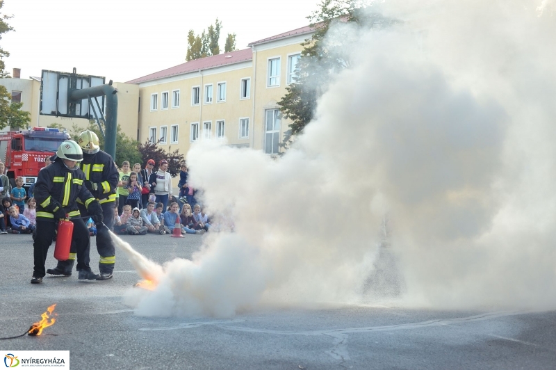 Tűzoltó bemutató az Apáczai iskolában - fotó Szarka Lajos