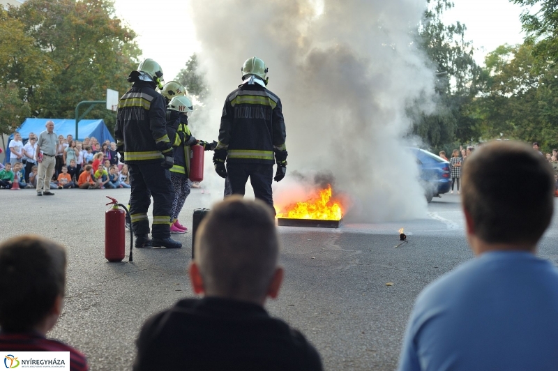 Tűzoltó bemutató az Apáczai iskolában - fotó Szarka Lajos