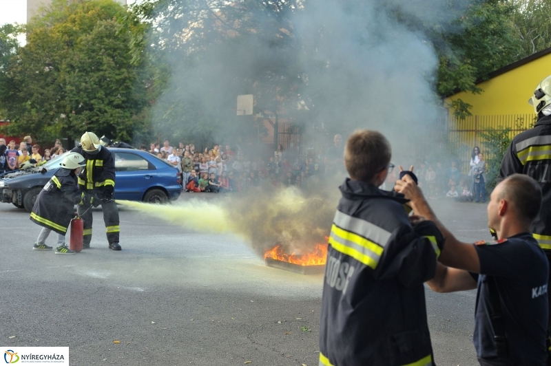Tűzoltó bemutató az Apáczai iskolában - fotó Szarka Lajos