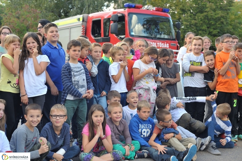 Tűzoltó bemutató az Apáczai iskolában - fotó Szarka Lajos