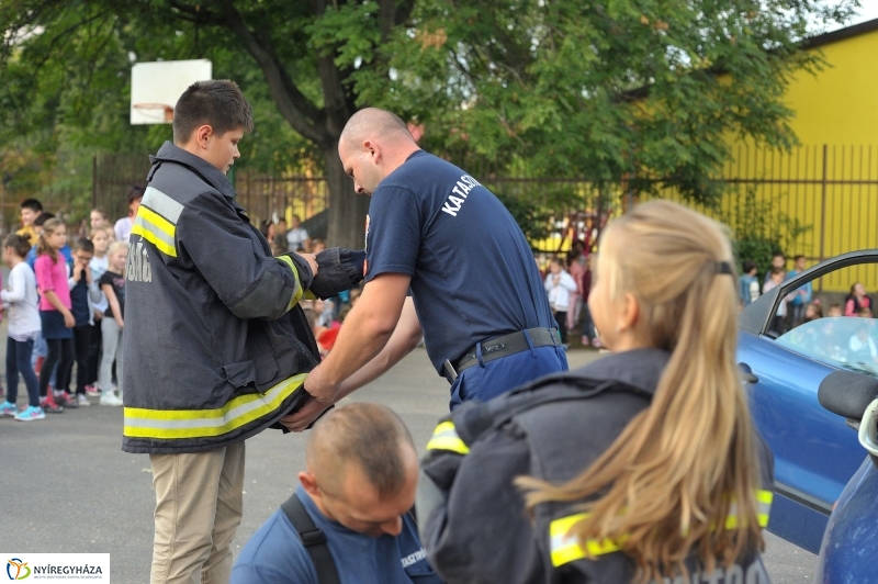 Tűzoltó bemutató az Apáczai iskolában - fotó Szarka Lajos