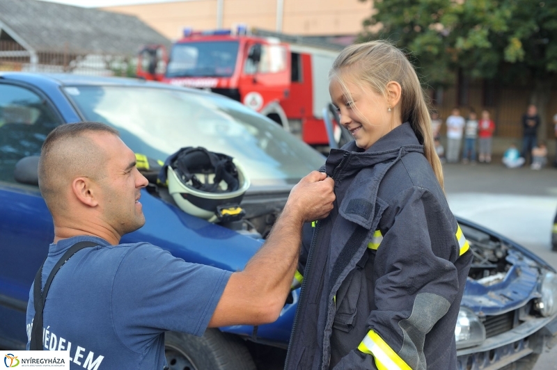 Tűzoltó bemutató az Apáczai iskolában - fotó Szarka Lajos