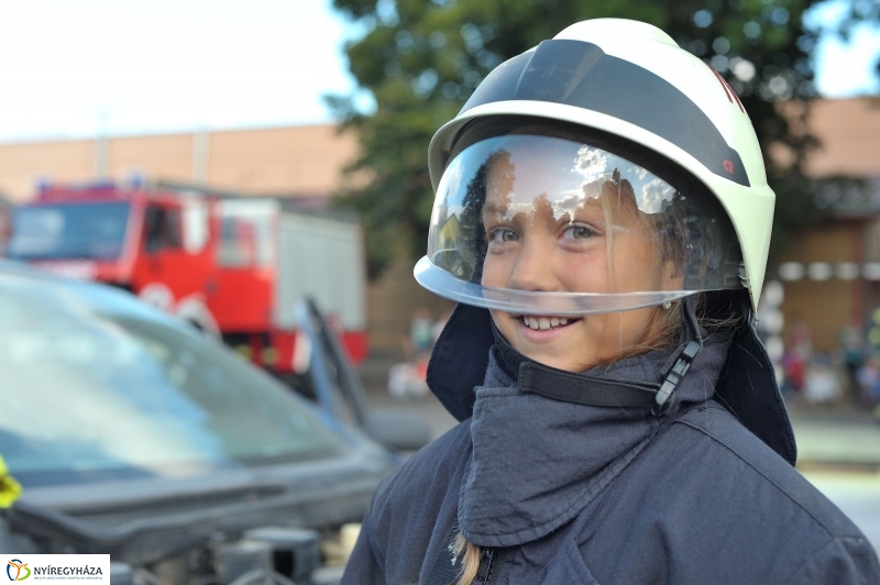 Tűzoltó bemutató az Apáczai iskolában - fotó Szarka Lajos
