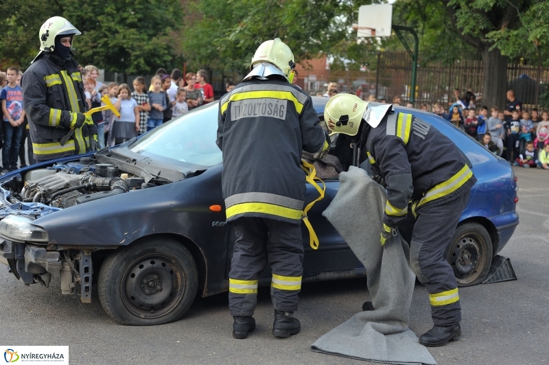 Tűzoltó bemutató az Apáczai iskolában - fotó Szarka Lajos