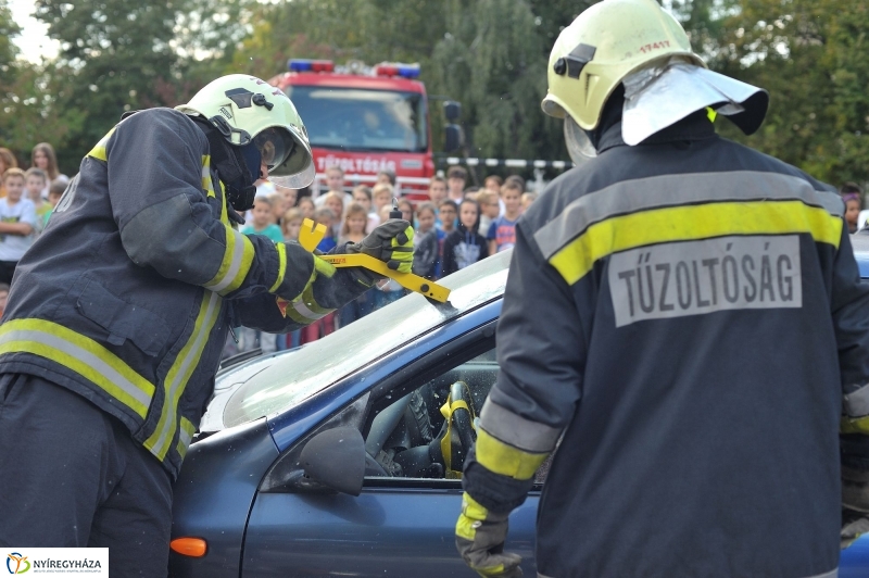 Tűzoltó bemutató az Apáczai iskolában - fotó Szarka Lajos