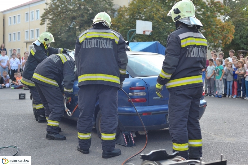 Tűzoltó bemutató az Apáczai iskolában - fotó Szarka Lajos