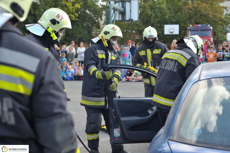 Tűzoltó bemutató az Apáczai iskolában - fotó Szarka Lajos