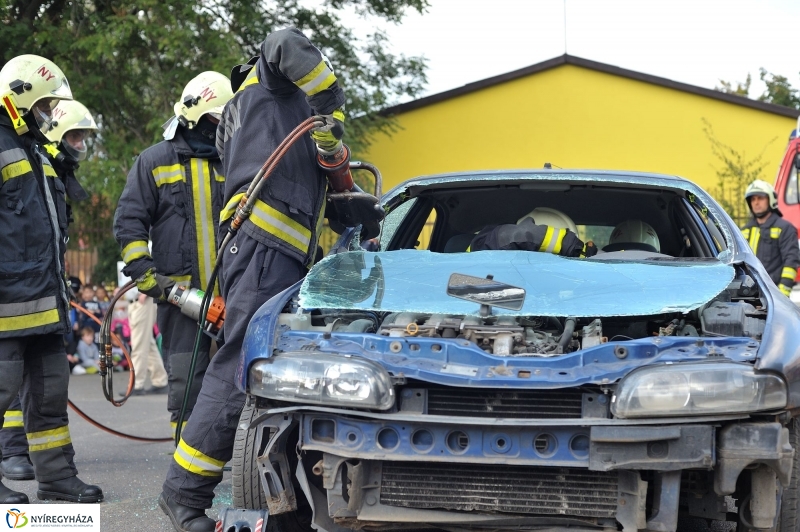 Tűzoltó bemutató az Apáczai iskolában - fotó Szarka Lajos