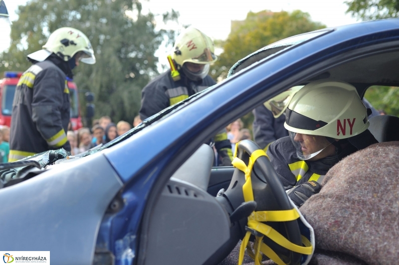 Tűzoltó bemutató az Apáczai iskolában - fotó Szarka Lajos