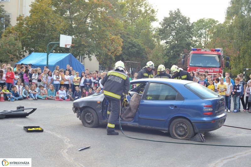 Tűzoltó bemutató az Apáczai iskolában - fotó Szarka Lajos