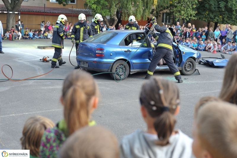 Tűzoltó bemutató az Apáczai iskolában - fotó Szarka Lajos