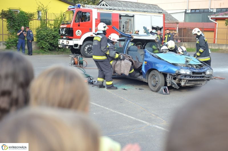 Tűzoltó bemutató az Apáczai iskolában - fotó Szarka Lajos