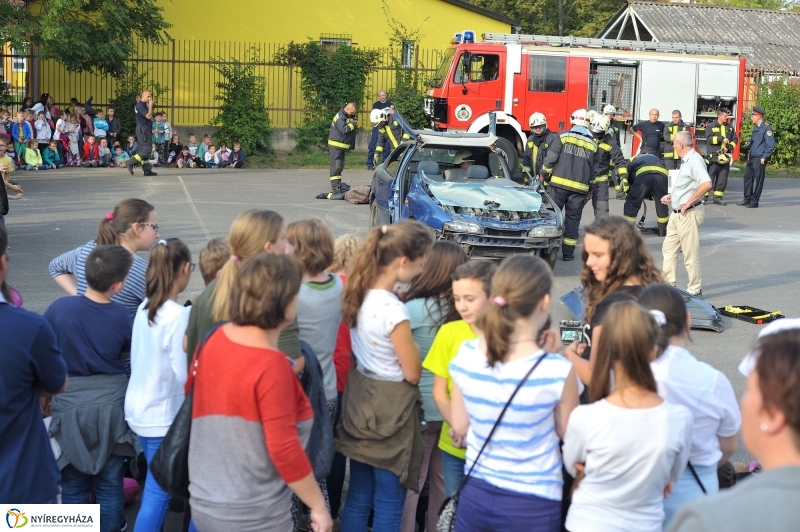 Tűzoltó bemutató az Apáczai iskolában - fotó Szarka Lajos
