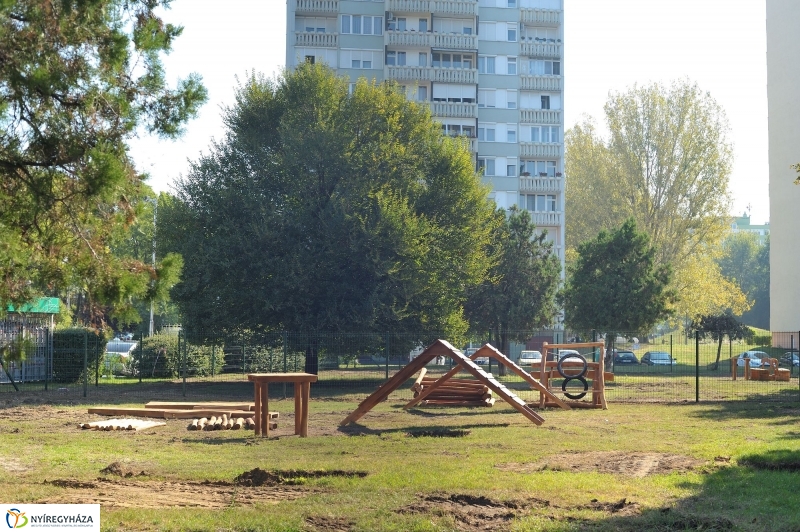 Kutyafuttató épül a Széna téren - fotó Szarka Lajos