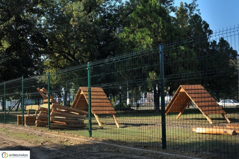 Kutyafuttató épül a Széna téren - fotó Szarka Lajos