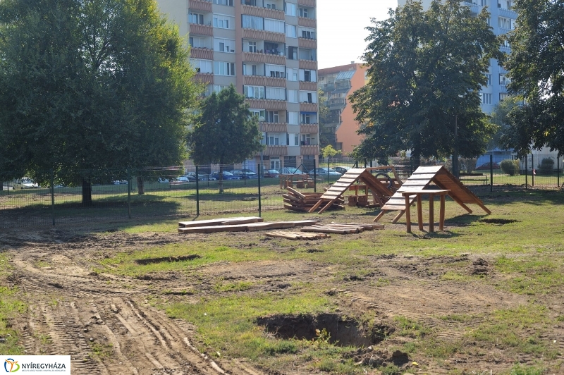 Kutyafuttató épül a Széna téren - fotó Szarka Lajos