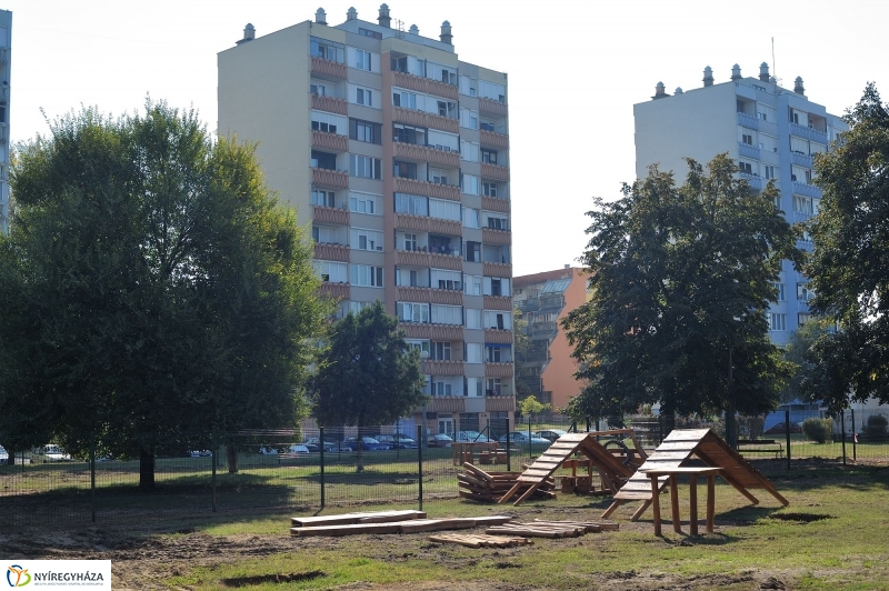 Kutyafuttató épül a Széna téren - fotó Szarka Lajos