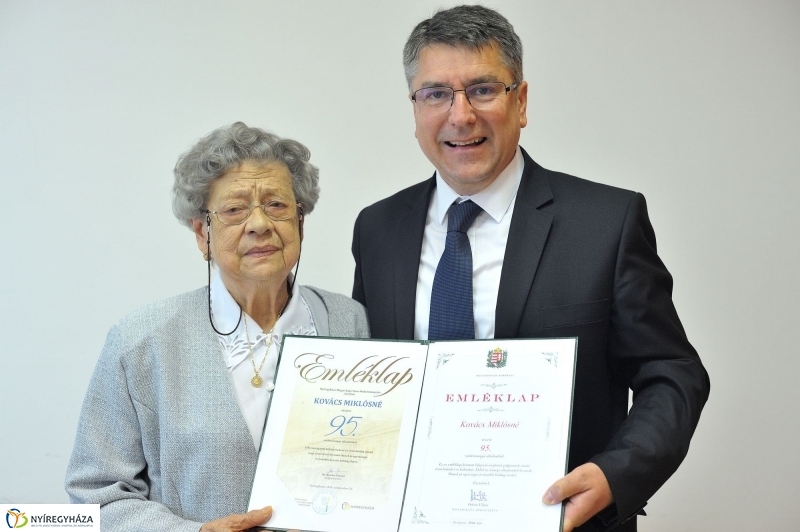 Szépkorú köszöntése Kovács Miklósné - fotó Szarka Lajos