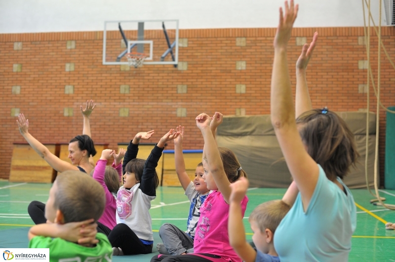 Mozdulj Nyíregyháza - családi jóga - fotó Szarka Lajos