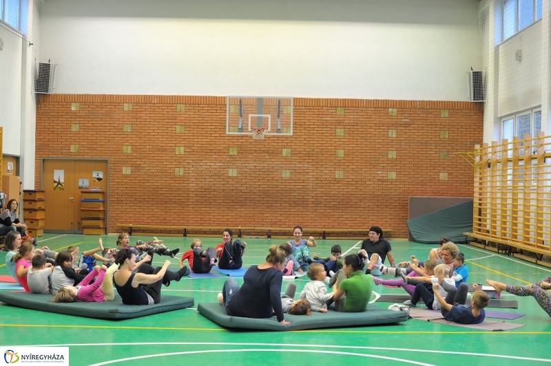 Mozdulj Nyíregyháza - családi jóga - fotó Szarka Lajos