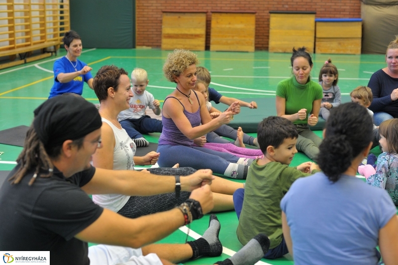 Mozdulj Nyíregyháza - családi jóga - fotó Szarka Lajos