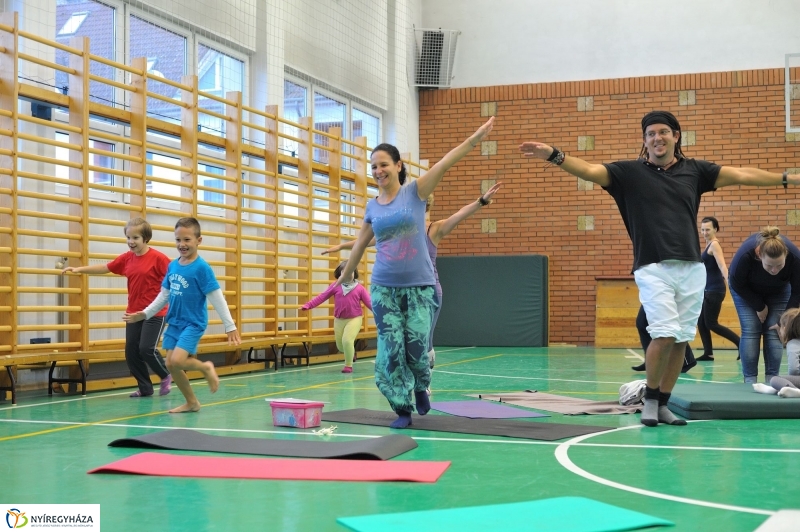 Mozdulj Nyíregyháza - családi jóga - fotó Szarka Lajos