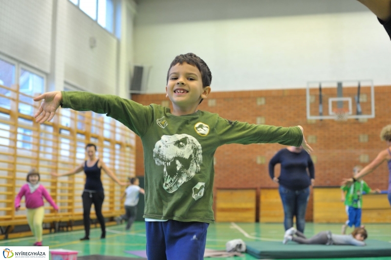 Mozdulj Nyíregyháza - családi jóga - fotó Szarka Lajos