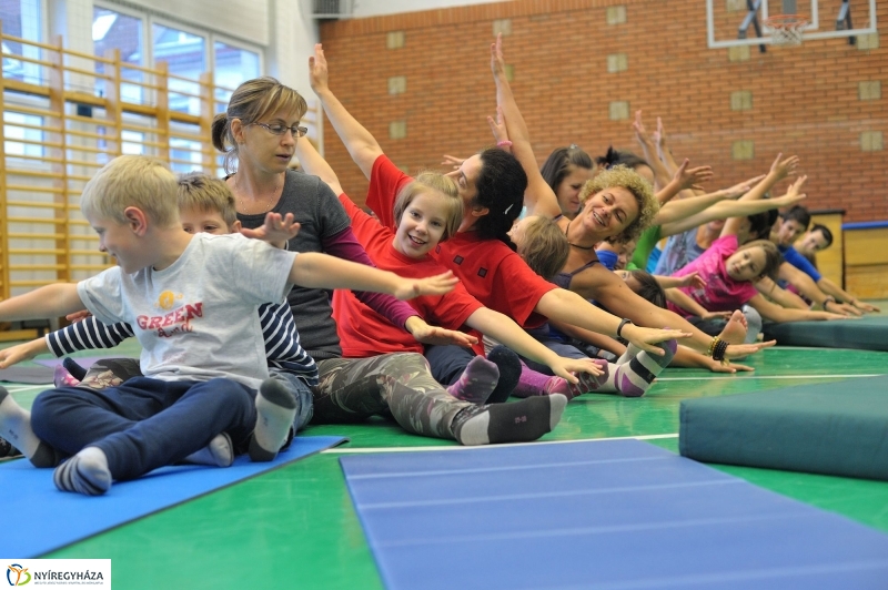 Mozdulj Nyíregyháza - családi jóga - fotó Szarka Lajos